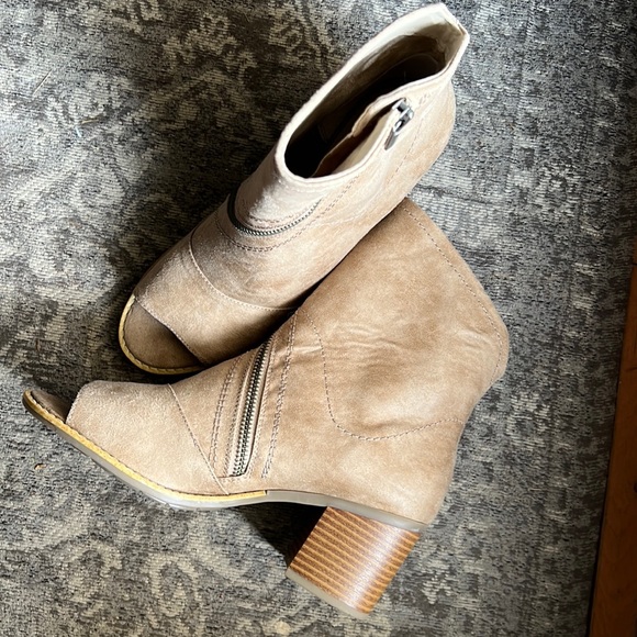 White Mountain Dara peep toe booties EUC - Picture 1 of 6